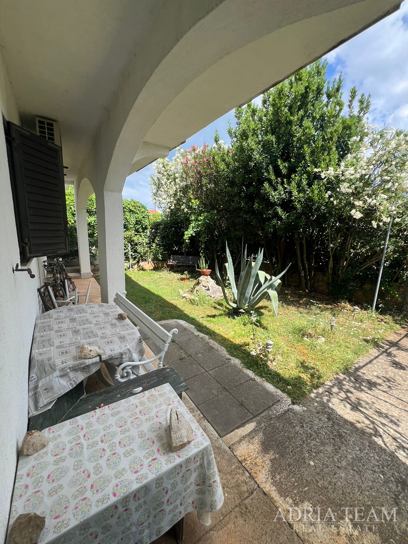 KUĆA S TRI STAMBENE JEDINICE I UREĐENIM VRTOM - NEVIĐANE, PAŠMAN