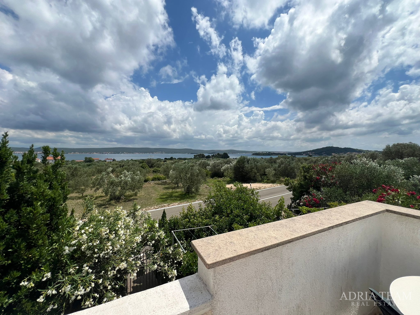 KUĆA S TRI STAMBENE JEDINICE I UREĐENIM VRTOM - NEVIĐANE, PAŠMAN