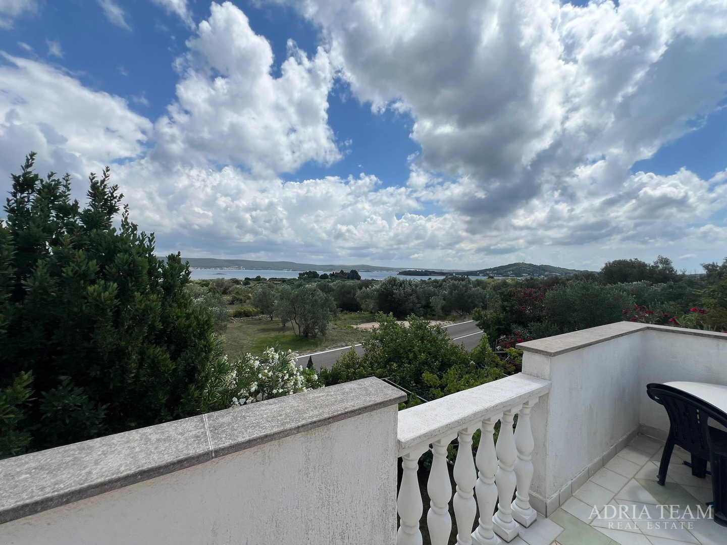 KUĆA S TRI STAMBENE JEDINICE I UREĐENIM VRTOM - NEVIĐANE, PAŠMAN