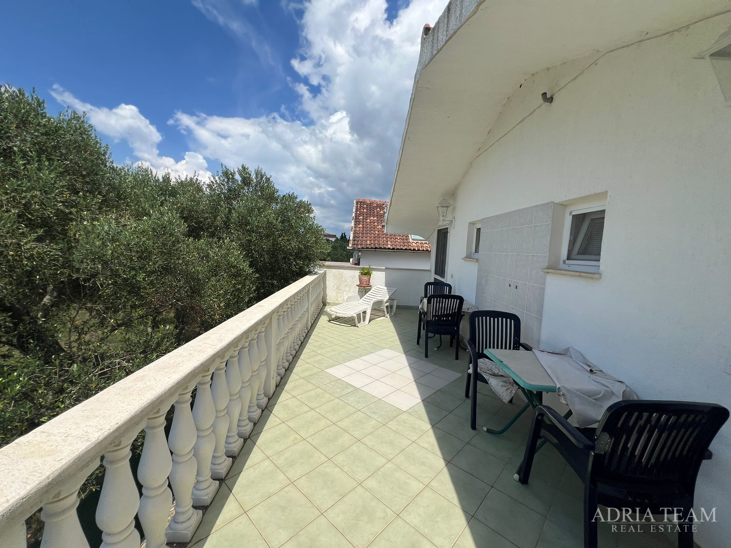 KUĆA S TRI STAMBENE JEDINICE I UREĐENIM VRTOM - NEVIĐANE, PAŠMAN