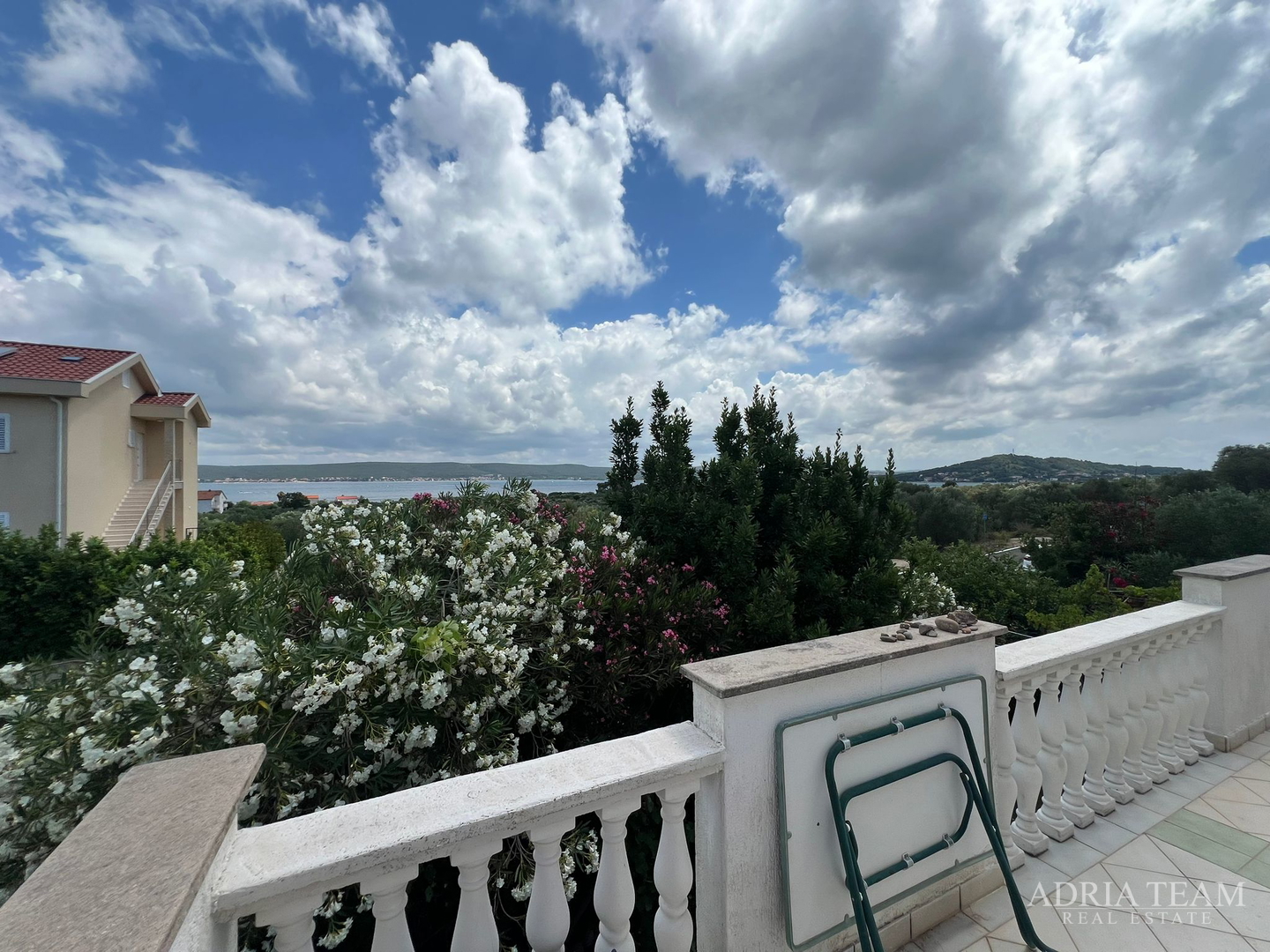 KUĆA S TRI STAMBENE JEDINICE I UREĐENIM VRTOM - NEVIĐANE, PAŠMAN