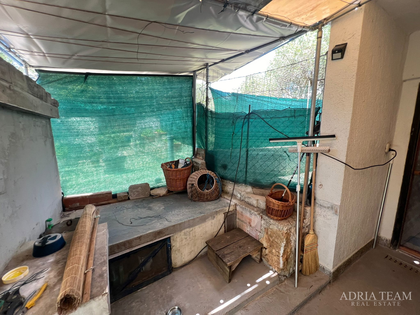 KUĆA S TRI STAMBENE JEDINICE I UREĐENIM VRTOM - NEVIĐANE, PAŠMAN