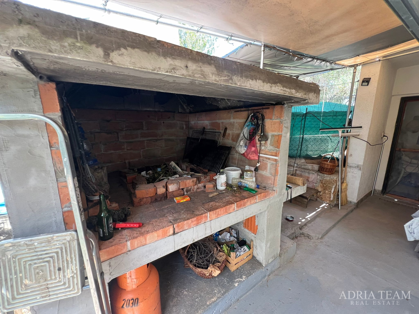 KUĆA S TRI STAMBENE JEDINICE I UREĐENIM VRTOM - NEVIĐANE, PAŠMAN