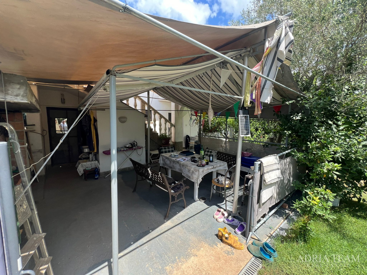 KUĆA S TRI STAMBENE JEDINICE I UREĐENIM VRTOM - NEVIĐANE, PAŠMAN