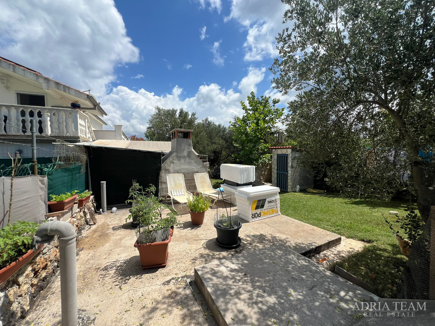 KUĆA S TRI STAMBENE JEDINICE I UREĐENIM VRTOM - NEVIĐANE, PAŠMAN