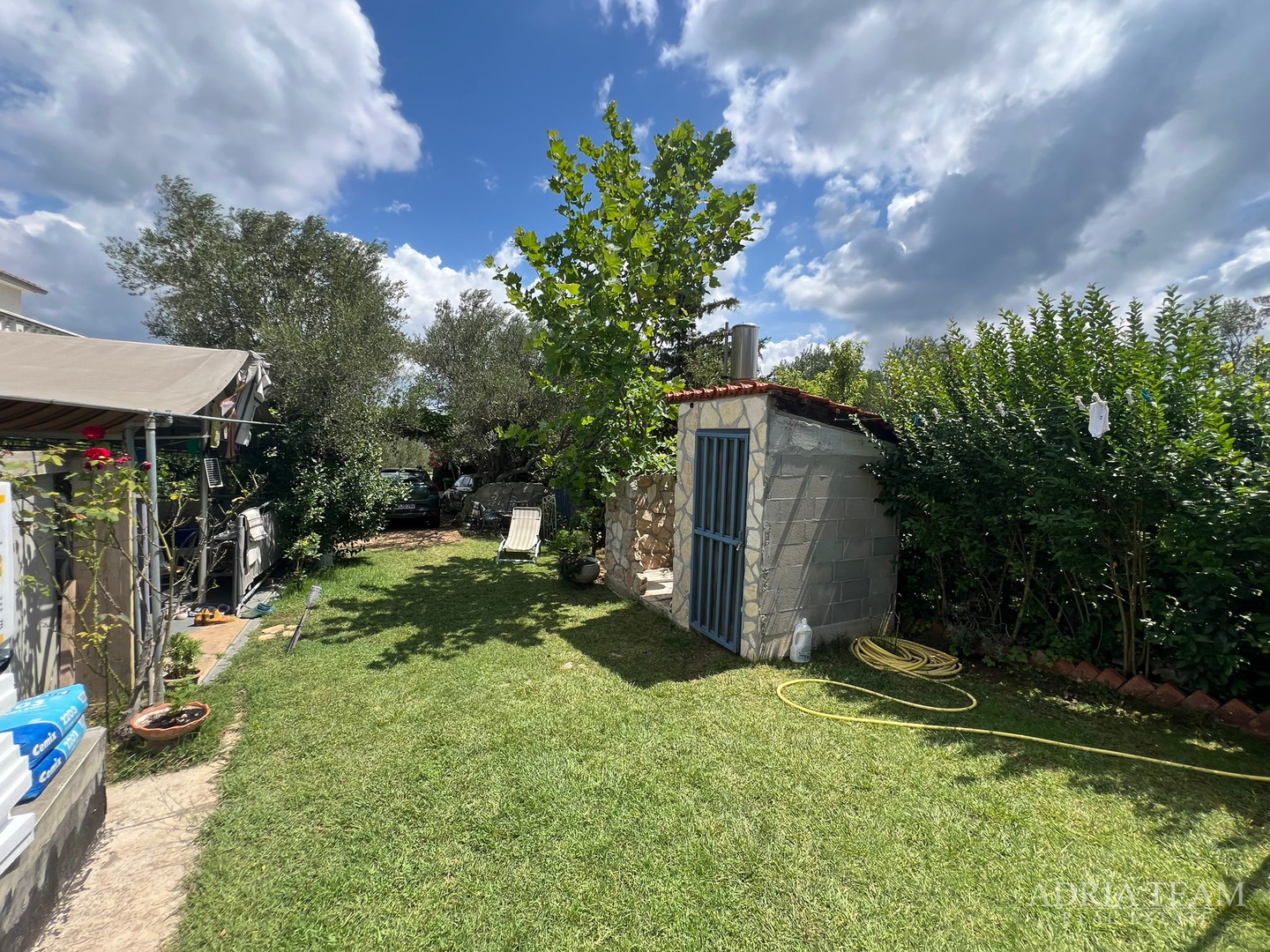 KUĆA S TRI STAMBENE JEDINICE I UREĐENIM VRTOM - NEVIĐANE, PAŠMAN