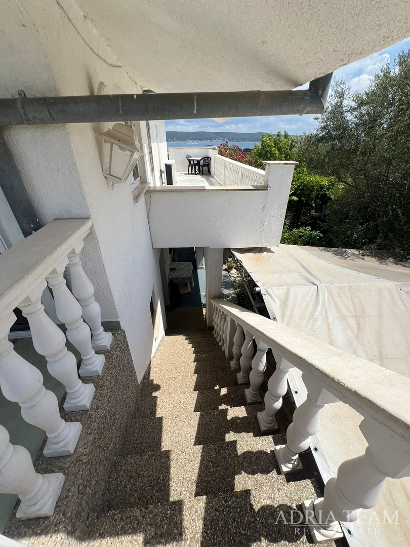 KUĆA S TRI STAMBENE JEDINICE I UREĐENIM VRTOM - NEVIĐANE, PAŠMAN