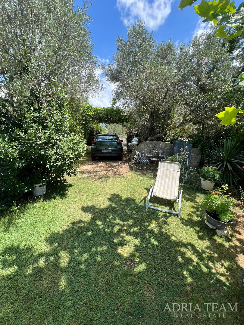 KUĆA S TRI STAMBENE JEDINICE I UREĐENIM VRTOM - NEVIĐANE, PAŠMAN