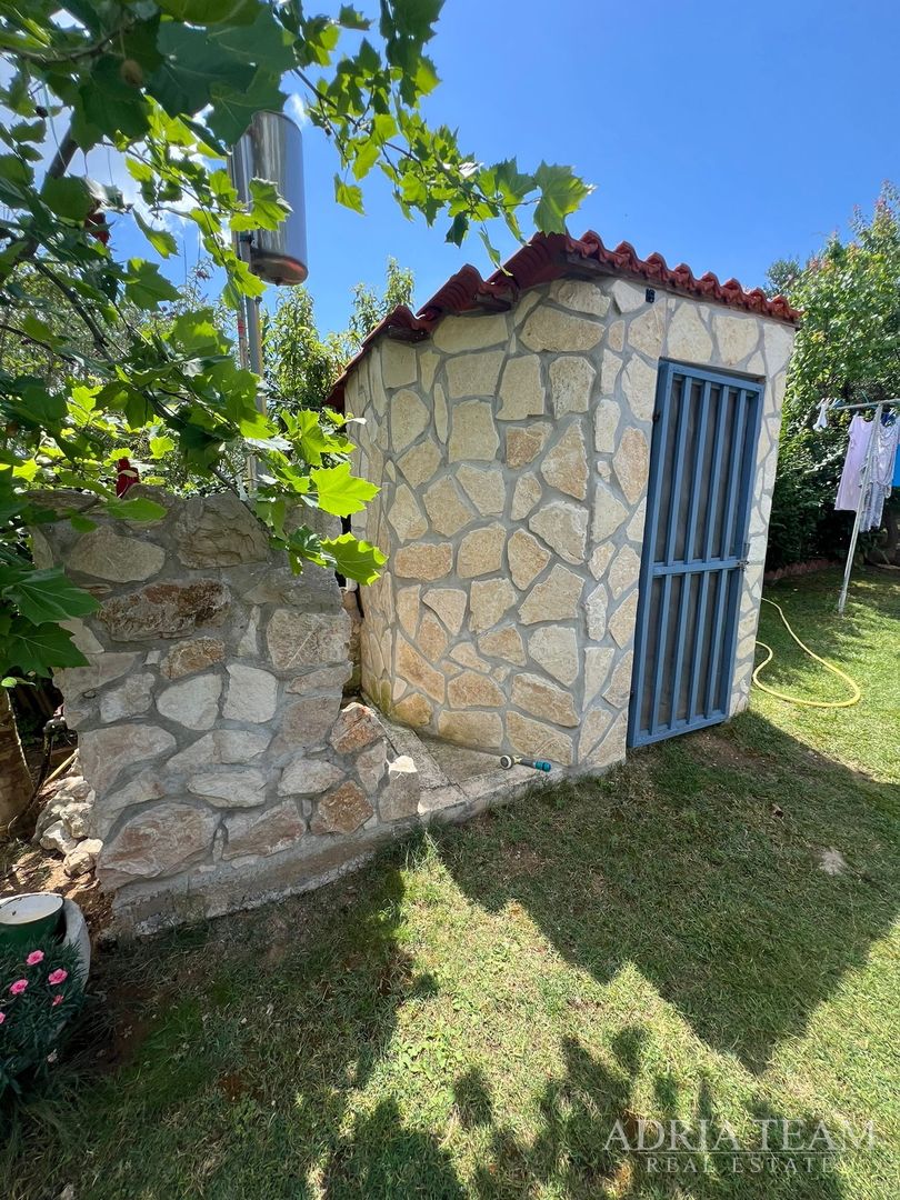 KUĆA S TRI STAMBENE JEDINICE I UREĐENIM VRTOM - NEVIĐANE, PAŠMAN