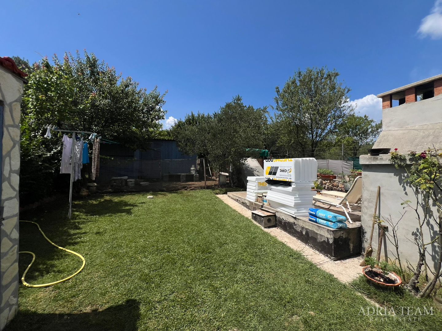 KUĆA S TRI STAMBENE JEDINICE I UREĐENIM VRTOM - NEVIĐANE, PAŠMAN