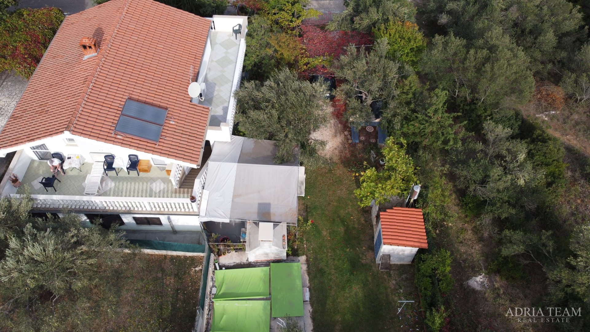 KUĆA S TRI STAMBENE JEDINICE I UREĐENIM VRTOM - NEVIĐANE, PAŠMAN