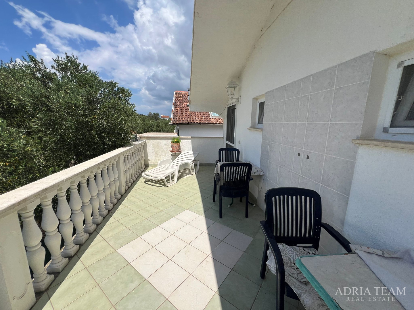 KUĆA S TRI STAMBENE JEDINICE I UREĐENIM VRTOM - NEVIĐANE, PAŠMAN