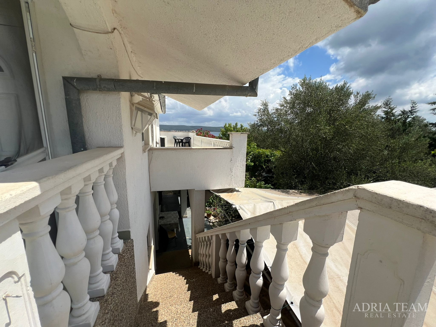 KUĆA S TRI STAMBENE JEDINICE I UREĐENIM VRTOM - NEVIĐANE, PAŠMAN