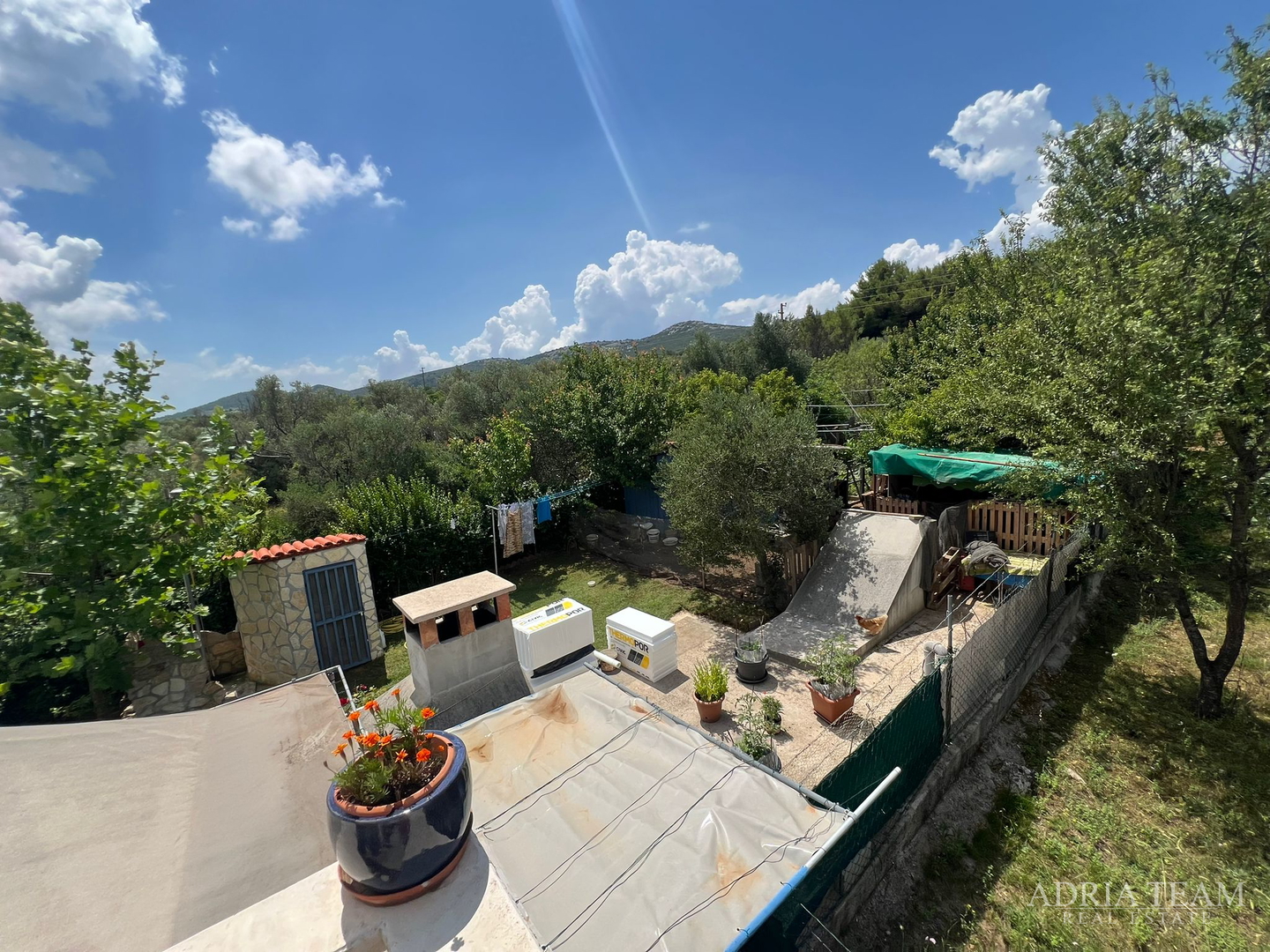 KUĆA S TRI STAMBENE JEDINICE I UREĐENIM VRTOM - NEVIĐANE, PAŠMAN