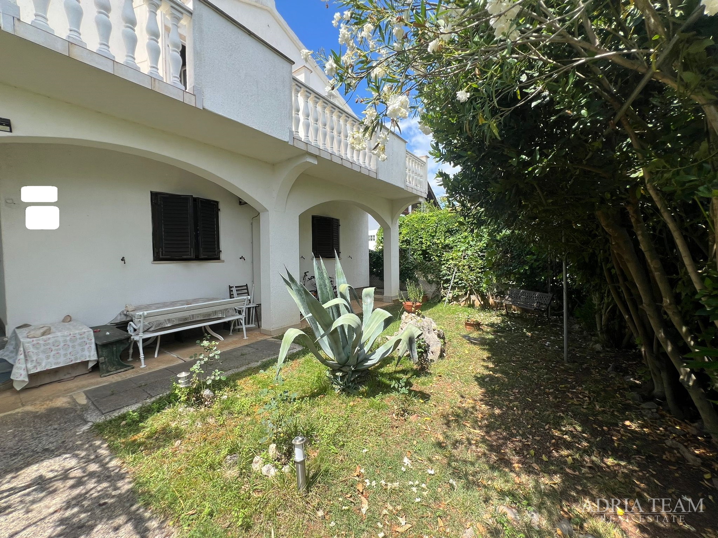 KUĆA S TRI STAMBENE JEDINICE I UREĐENIM VRTOM - NEVIĐANE, PAŠMAN