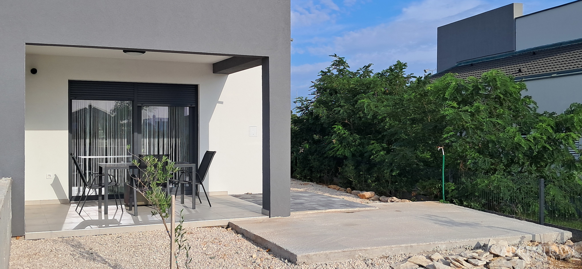 WOHNUNG IN NEUBAU, MEERBLICK, GARTEN 240 m² - POVLJANA, PAG