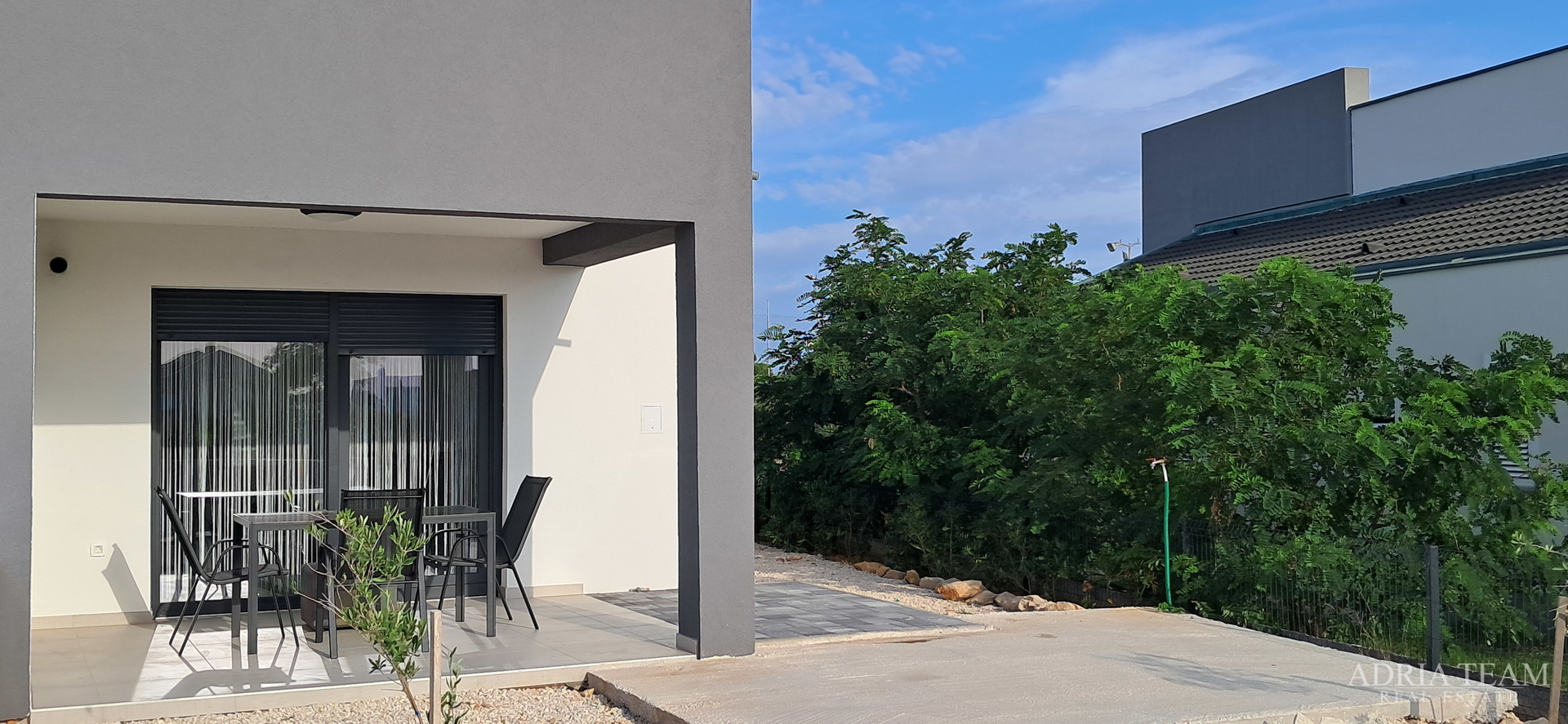 WOHNUNG IN NEUBAU, MEERBLICK, GARTEN 240 m² - POVLJANA, PAG