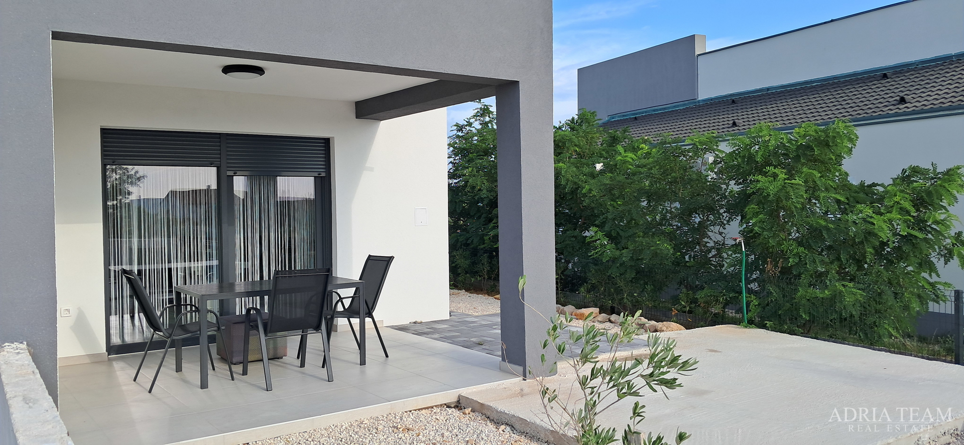 WOHNUNG IN NEUBAU, MEERBLICK, GARTEN 240 m² - POVLJANA, PAG