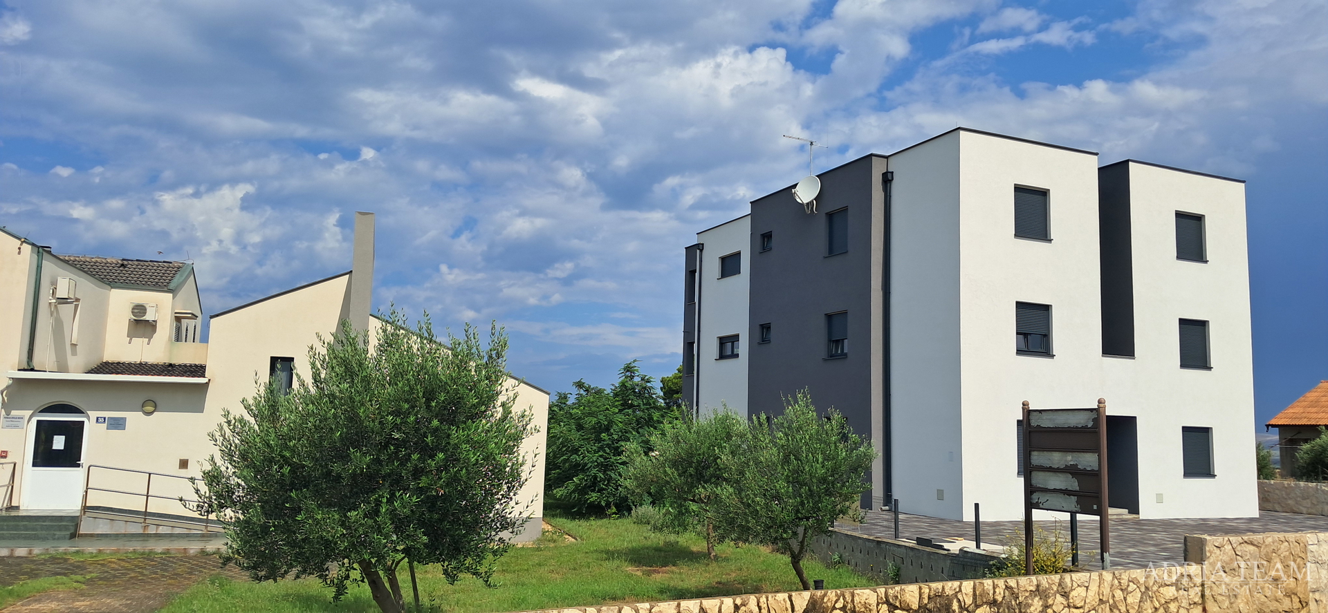 WOHNUNG IN NEUBAU, MEERBLICK, GARTEN 240 m² - POVLJANA, PAG