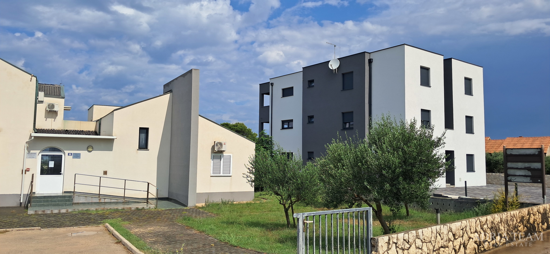 WOHNUNG IN NEUBAU, MEERBLICK, GARTEN 240 m² - POVLJANA, PAG