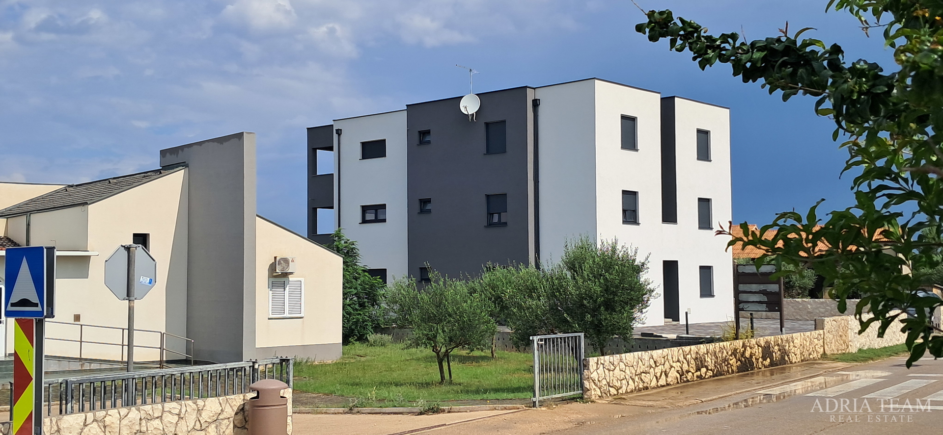 WOHNUNG IN NEUBAU, MEERBLICK, GARTEN 240 m² - POVLJANA, PAG
