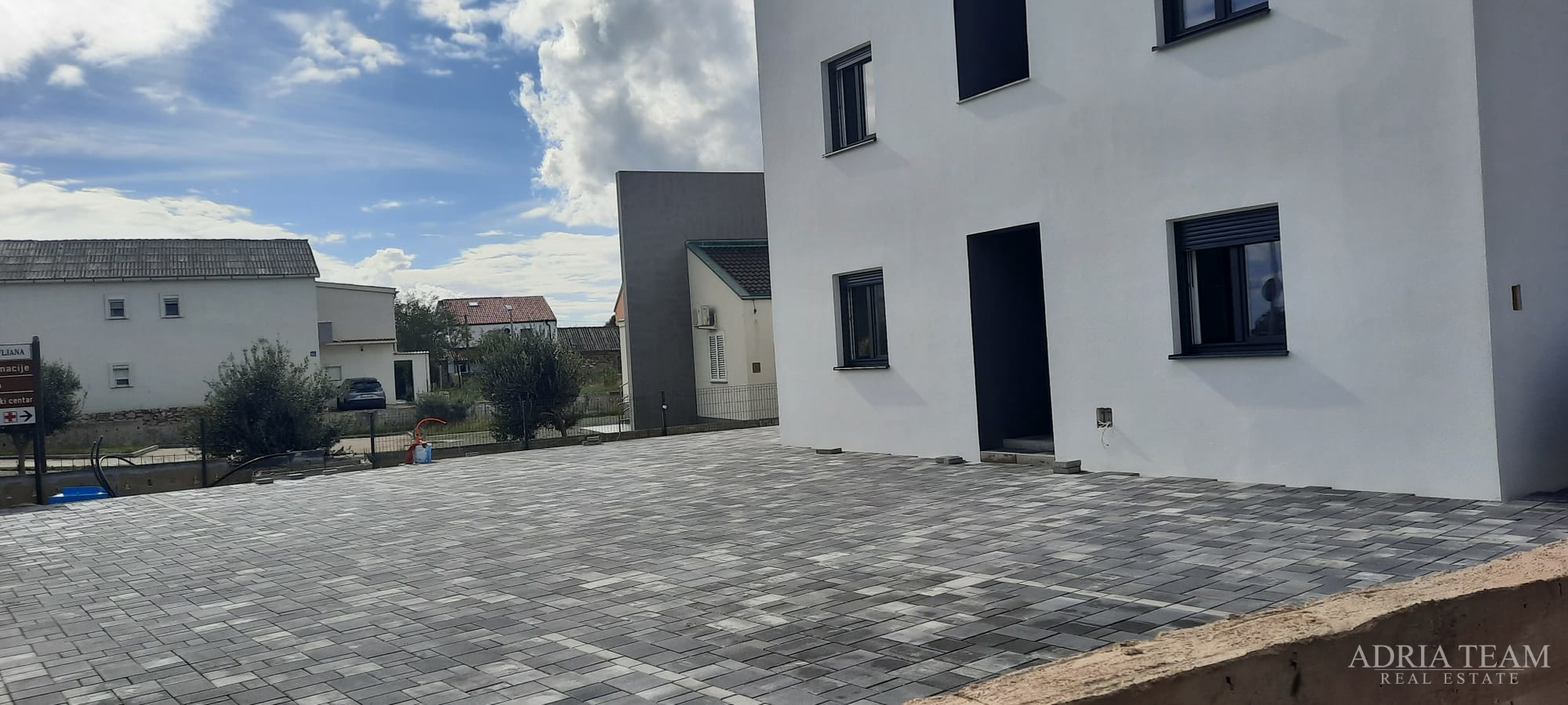 WOHNUNG IN NEUBAU, MEERBLICK, GARTEN 240 m² - POVLJANA, PAG