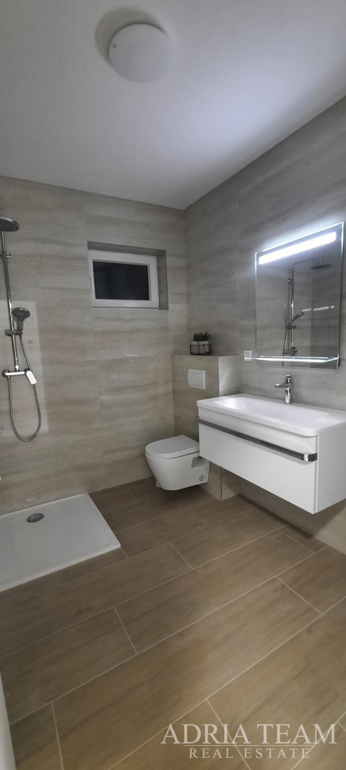 WOHNUNG IN NEUBAU, MEERBLICK, GARTEN 240 m² - POVLJANA, PAG