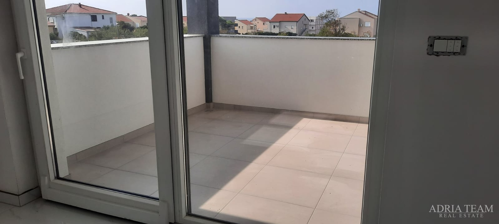 WOHNUNG IN NEUBAU, MEERBLICK, GARTEN 240 m² - POVLJANA, PAG