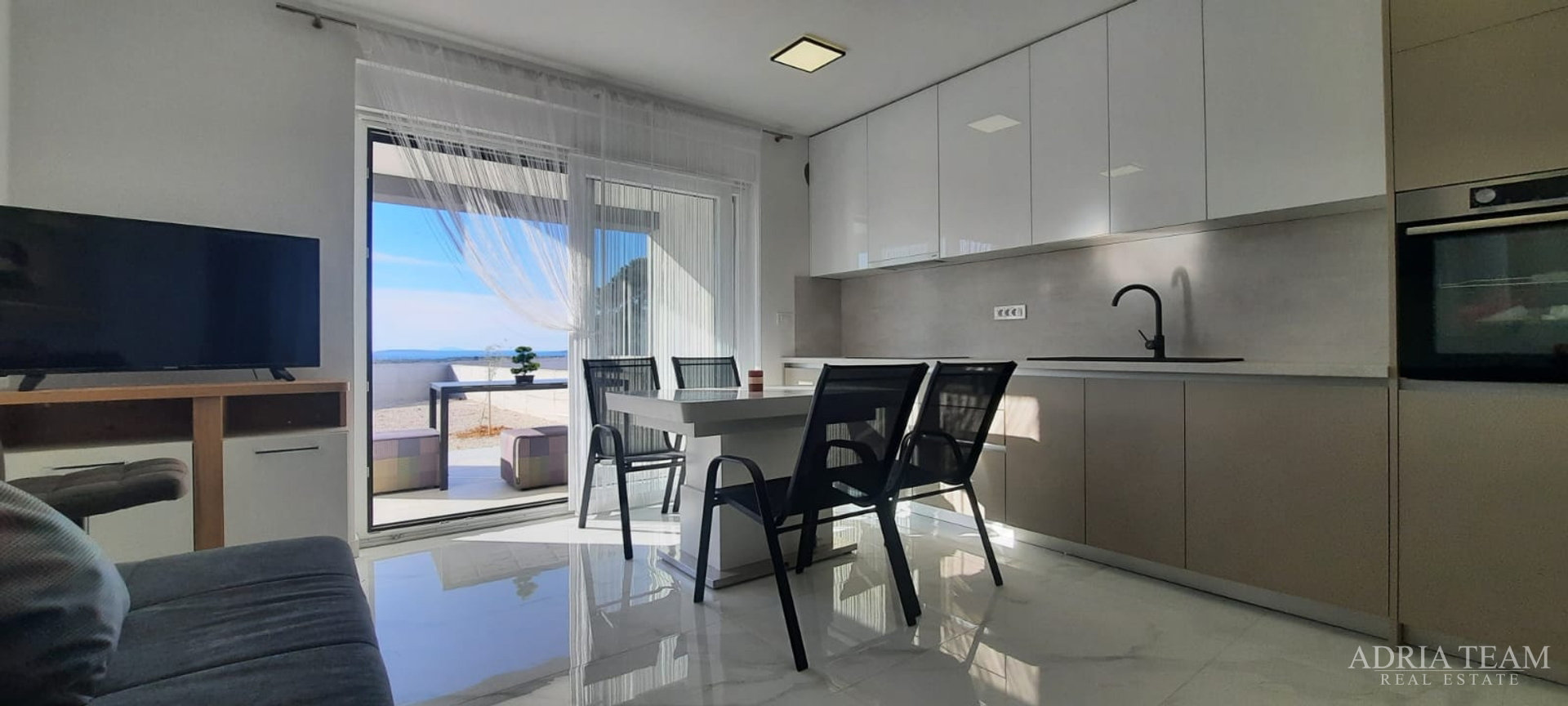 WOHNUNG IN NEUBAU, MEERBLICK, GARTEN 240 m² - POVLJANA, PAG