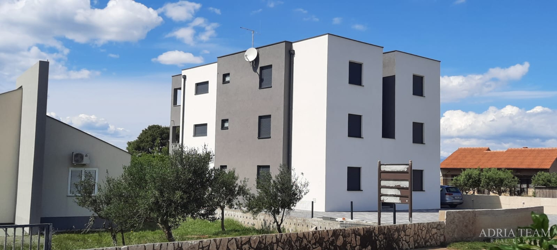 WOHNUNG IN NEUBAU, MEERBLICK, GARTEN 240 m² - POVLJANA, PAG