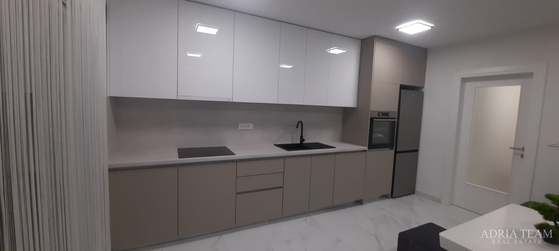 WOHNUNG IN NEUBAU, MEERBLICK, GARTEN 240 m² - POVLJANA, PAG