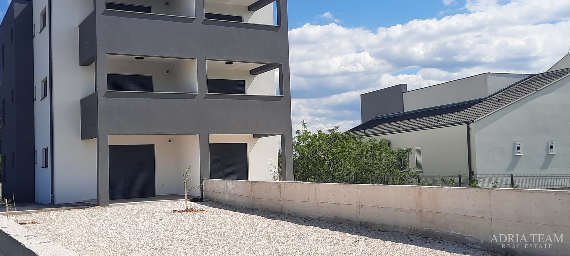 WOHNUNG IN NEUBAU, MEERBLICK, GARTEN 240 m² - POVLJANA, PAG