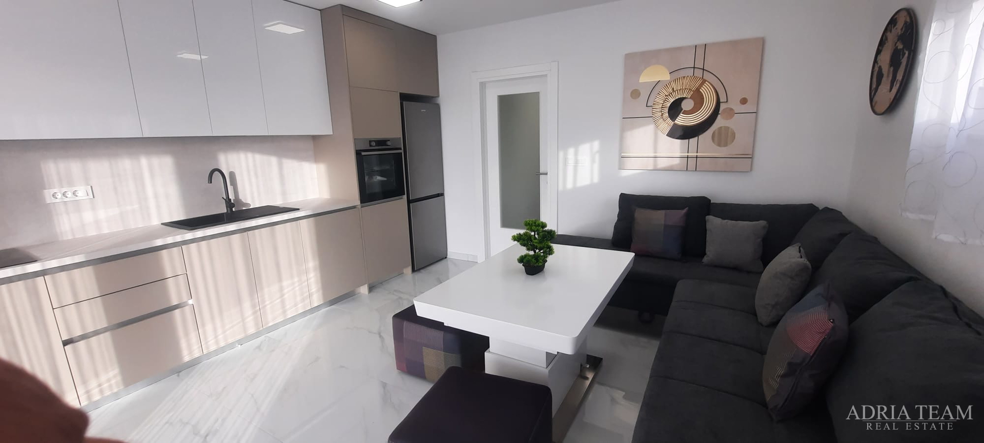 WOHNUNG IN NEUBAU, MEERBLICK, GARTEN 240 m² - POVLJANA, PAG