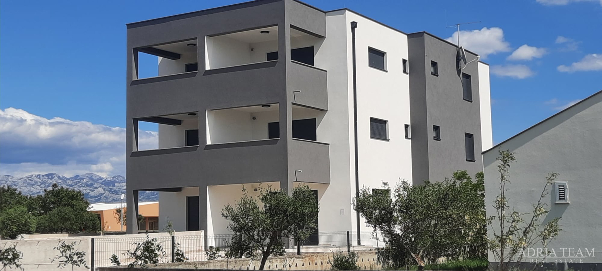 WOHNUNG IN NEUBAU, MEERBLICK, GARTEN 240 m² - POVLJANA, PAG