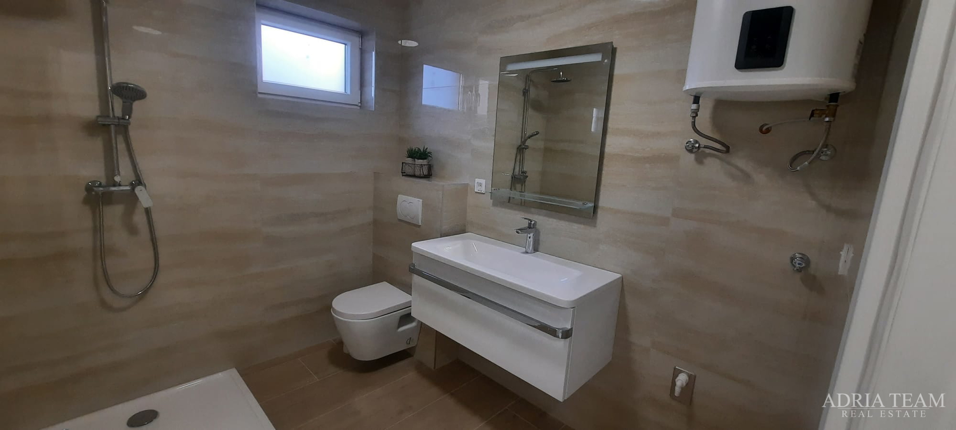WOHNUNG IN NEUBAU, MEERBLICK, GARTEN 240 m² - POVLJANA, PAG