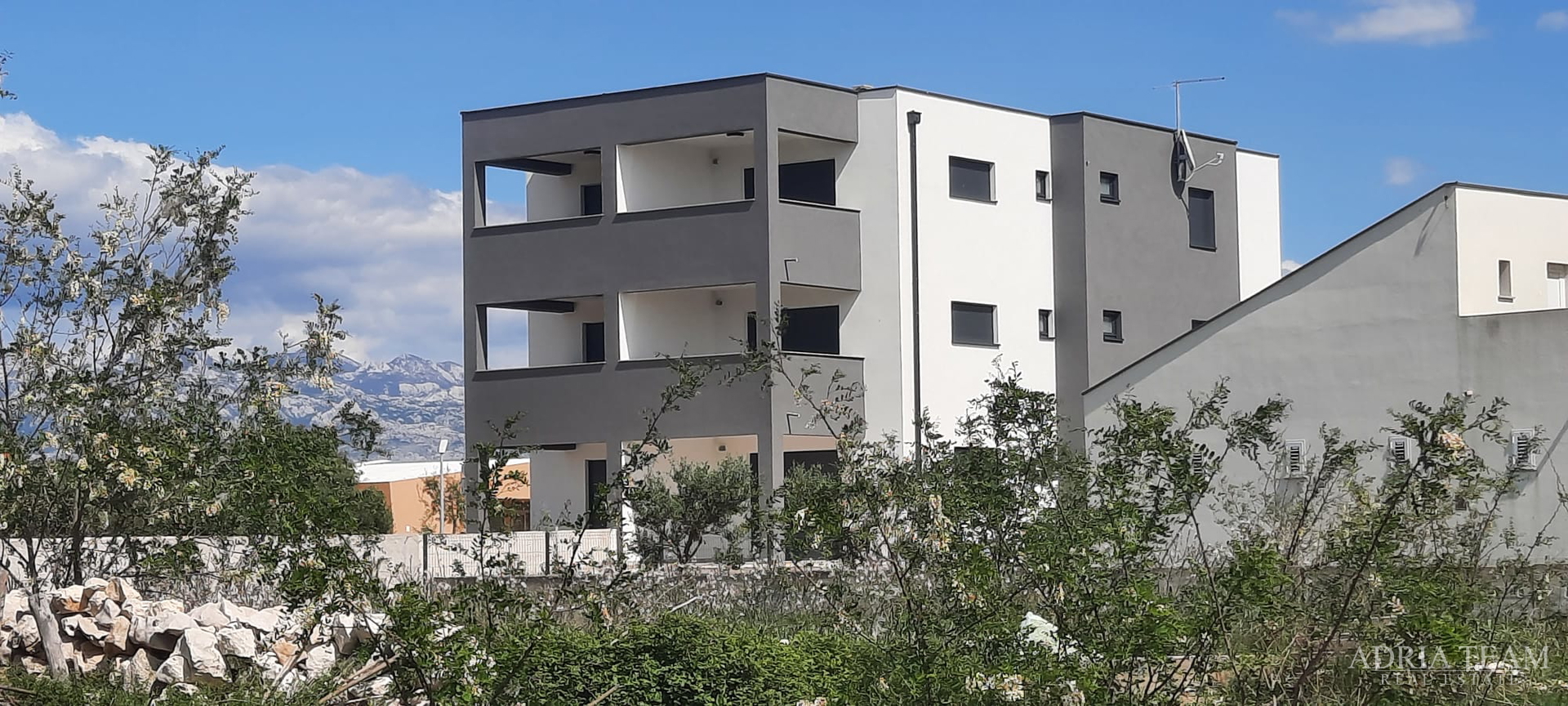 WOHNUNG IN NEUBAU, MEERBLICK, GARTEN 240 m² - POVLJANA, PAG