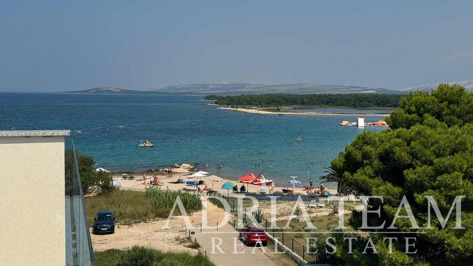 PROLJETNA AKCIJA!! APARTMAN U PRVOM REDU DO MORA S PREKRASNIM POGLEDOM - PAG, POVLJANA