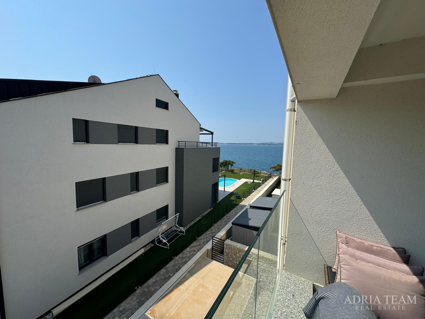 SALE!! APARTMENT WITH BEAUTIFUL VIEW IN THE FIRST ROW TO THE SEA - PAG, POVLJANA