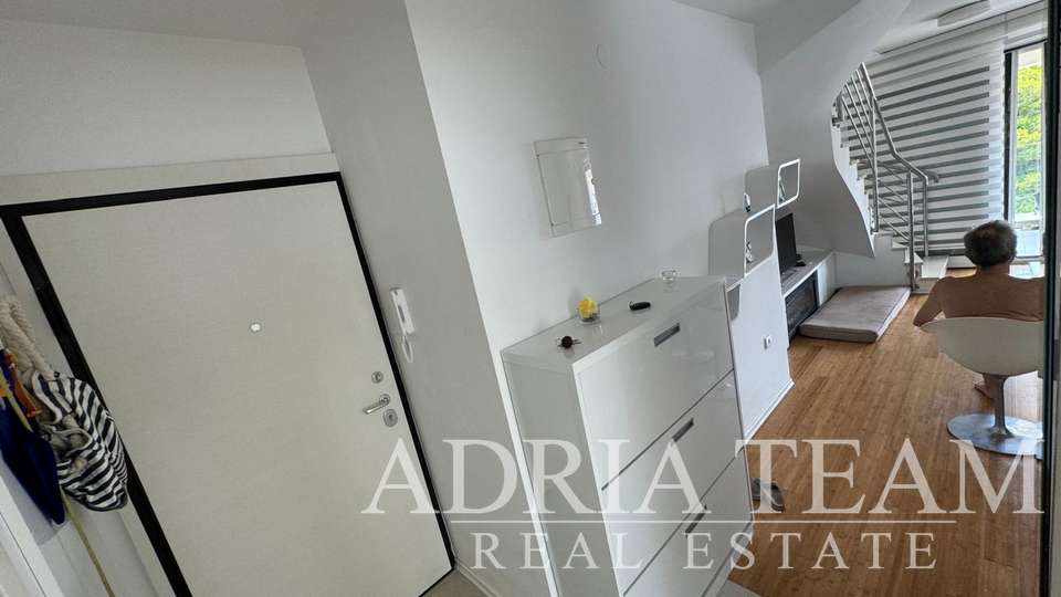 PROLJETNA AKCIJA!! APARTMAN U PRVOM REDU DO MORA S PREKRASNIM POGLEDOM - PAG, POVLJANA