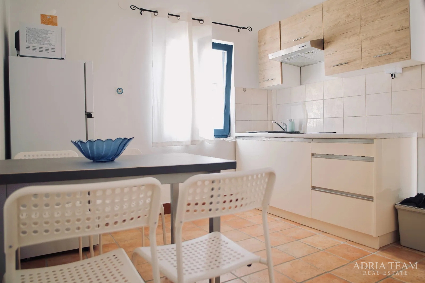 PREUREĐENA KUĆA S POGLEDOM NA MORE I 4 STAMBENE JEDINICE - VIR