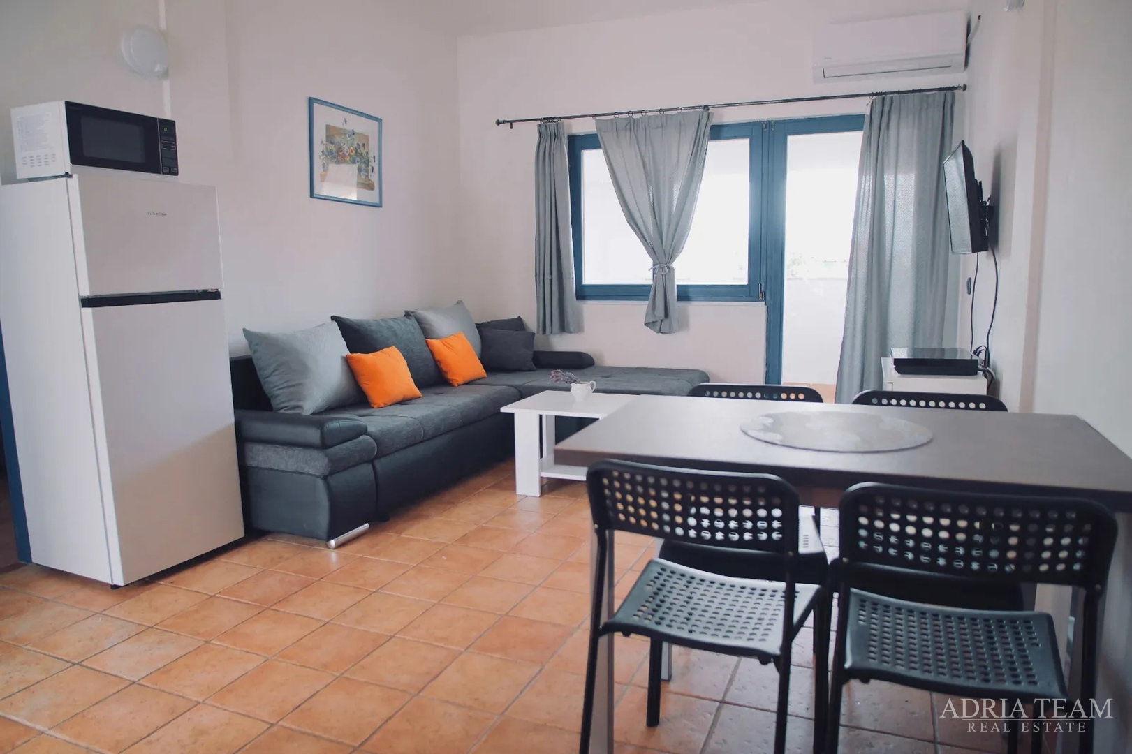 PREUREĐENA KUĆA S POGLEDOM NA MORE I 4 STAMBENE JEDINICE - VIR