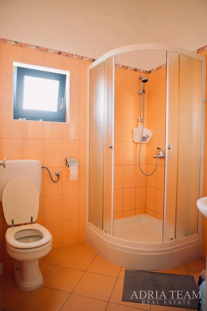 PREUREĐENA KUĆA S POGLEDOM NA MORE I 4 STAMBENE JEDINICE - VIR