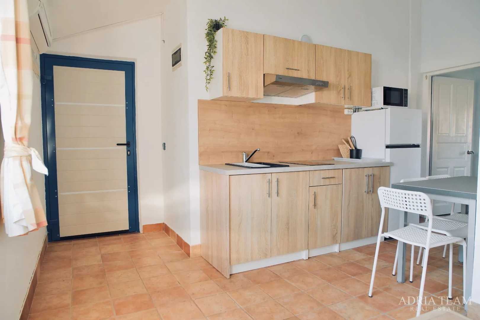 PREUREĐENA KUĆA S POGLEDOM NA MORE I 4 STAMBENE JEDINICE - VIR