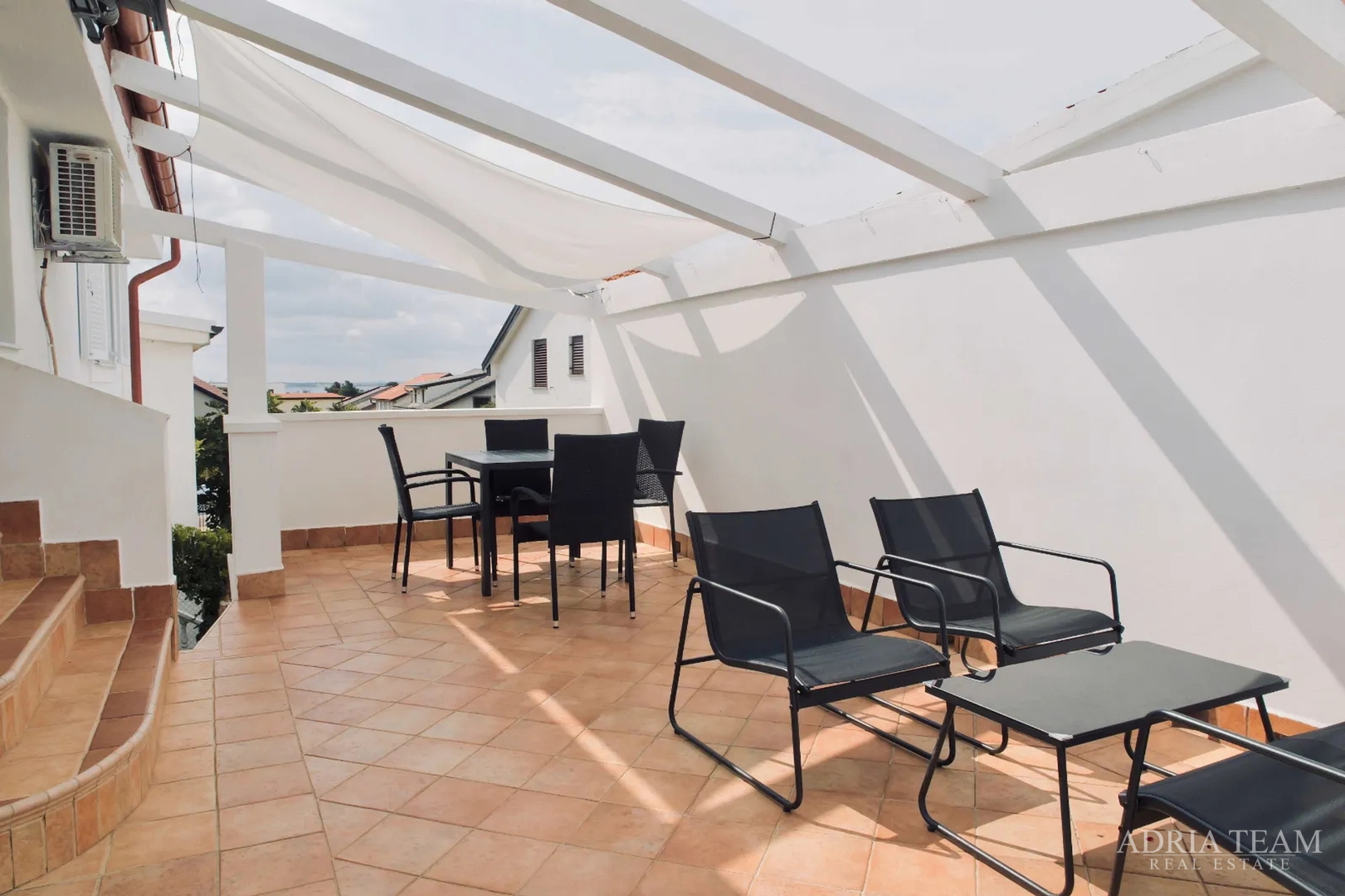 PREUREĐENA KUĆA S POGLEDOM NA MORE I 4 STAMBENE JEDINICE - VIR