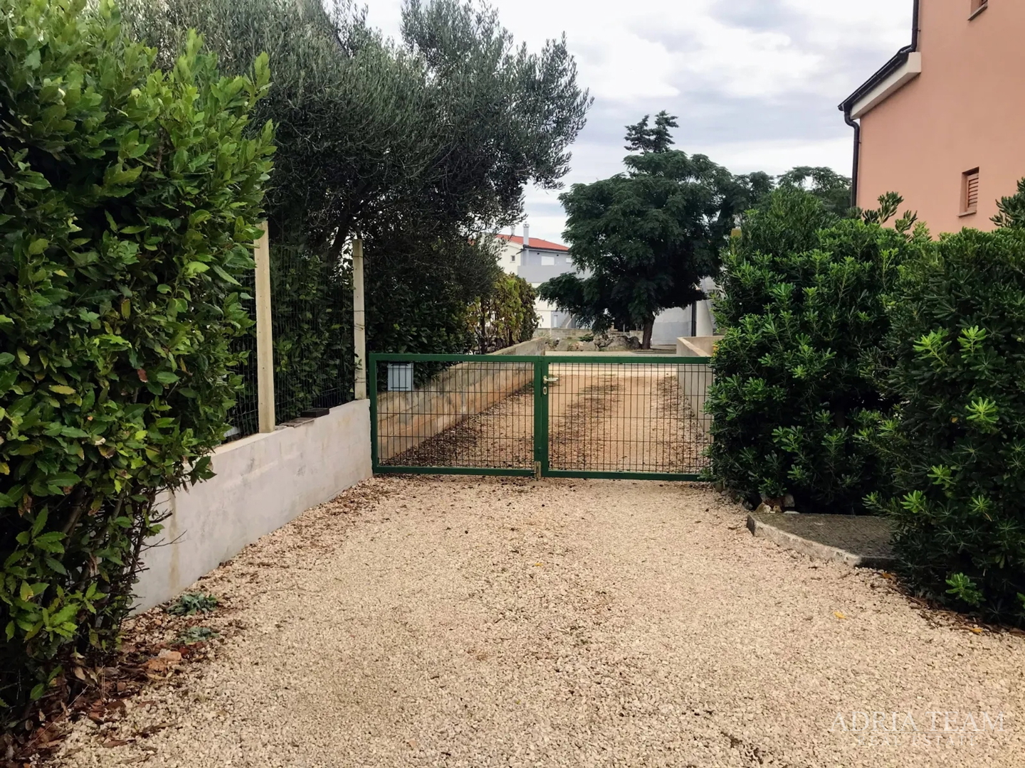 PREUREĐENA KUĆA S POGLEDOM NA MORE I 4 STAMBENE JEDINICE - VIR