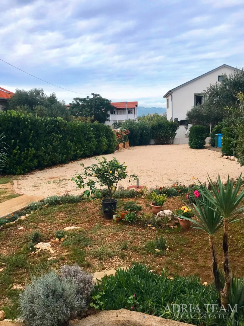 PREUREĐENA KUĆA S POGLEDOM NA MORE I 4 STAMBENE JEDINICE - VIR