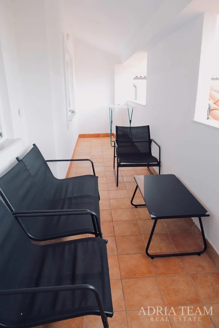 PREUREĐENA KUĆA S POGLEDOM NA MORE I 4 STAMBENE JEDINICE - VIR