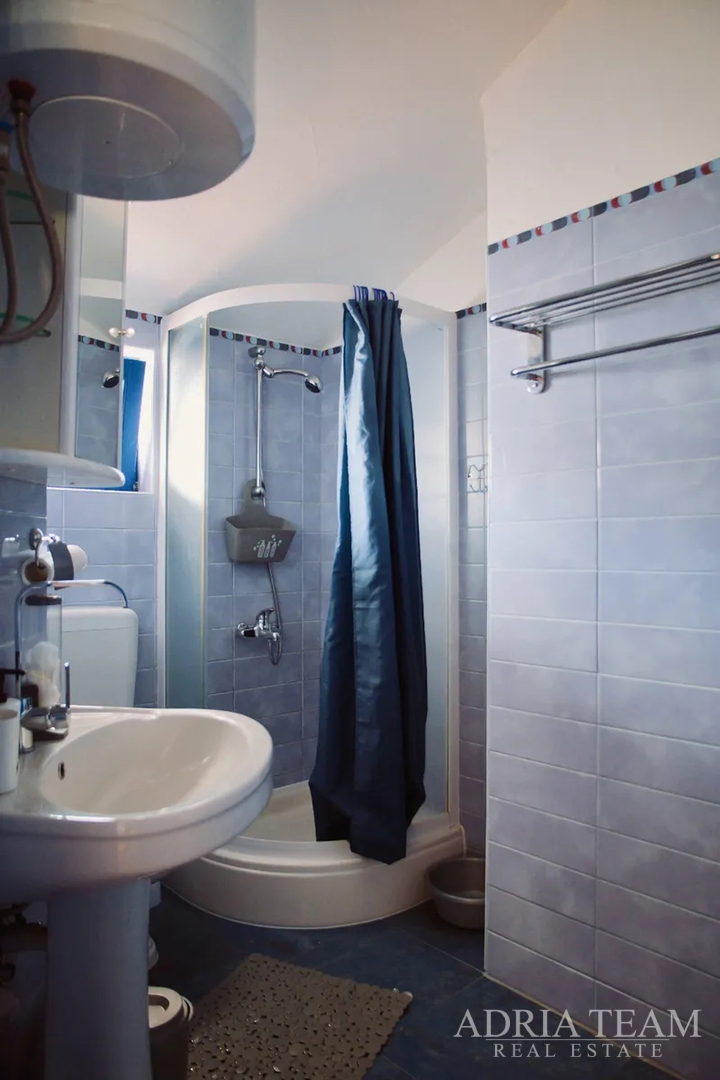 PREUREĐENA KUĆA S POGLEDOM NA MORE I 4 STAMBENE JEDINICE - VIR