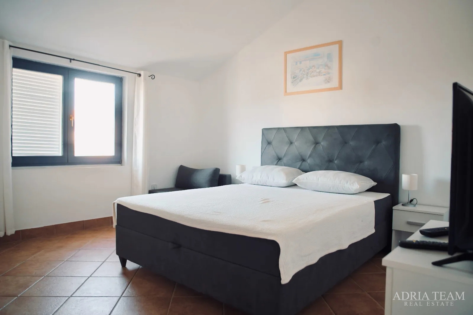 PREUREĐENA KUĆA S POGLEDOM NA MORE I 4 STAMBENE JEDINICE - VIR