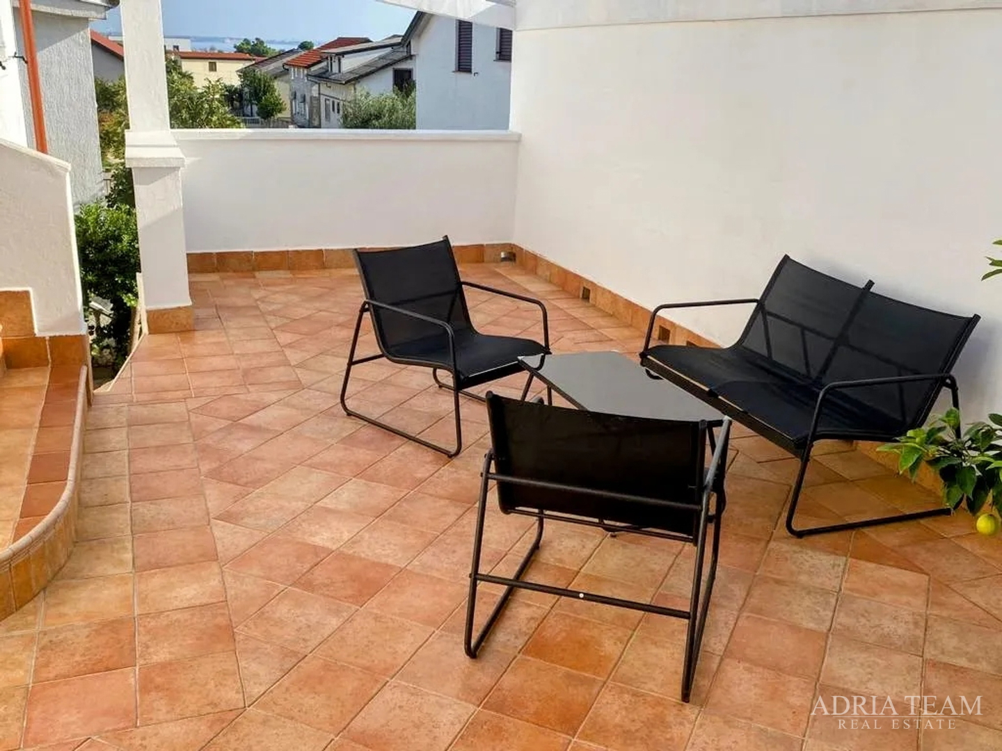 PREUREĐENA KUĆA S POGLEDOM NA MORE I 4 STAMBENE JEDINICE - VIR